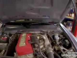 Bil mechanic fucks sexig, kåta babes