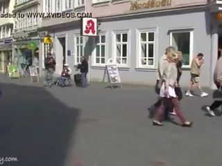 Damjana - szalone wytatuowany dziewczyna nagi w publiczne ulice