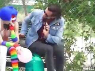 Frown clown mikayla gekregen gratis sperma op mond