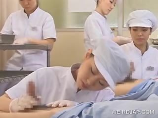जपानीस नर्स slurping कम निकल की हॉर्नी चोंच