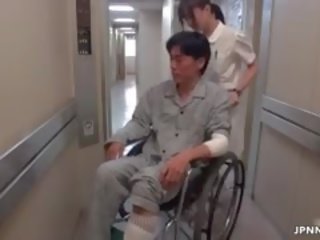 Seksikäs aasialaiset sairaanhoitaja menee hullu