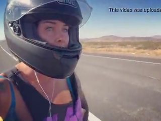 Felicity feline motorcycle galleta cabalgando aprilia en sujetador