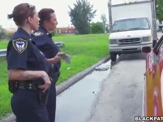 Kvinnlig cops dra över svart suspect och suga hans kuk