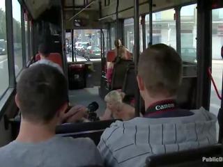 Uma masome gostos tendo brutalmente feito amor em um público autocarro