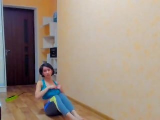 Koketní bruneta myla anděl performs gymnastics v sportwear s ňadra out&excl;